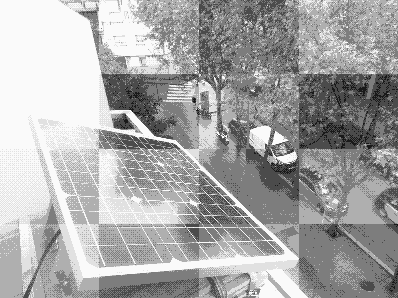 Das 50W-Solarpanel in unserer ursprünglichen Konfiguration. Seit Januar 2019 haben wir die Website mit Solarpanels von 10W und 30W betrieben.