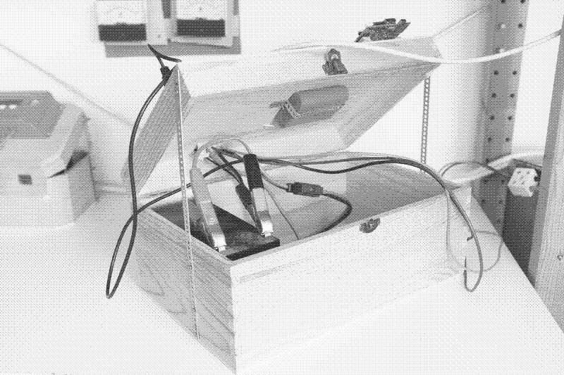 Premier prototype avec batterie plomb-acide (12 V 7 Ah) à gauche et batterie Li-Po UPS (3,7V 6600 mA) à droite. La batterie au plomb-acide fournit l’essentiel du stockage de l’énergie, tandis que la batterie Li-Po permet au serveur de s’arrêter sans endommager le matériel (elle sera remplacée par une batterie Li-Po beaucoup plus petite).