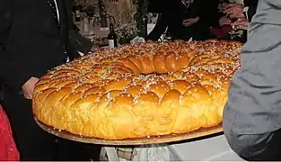 15&nbsp;kg brioche in Brioche Dance, vendéenne tradition