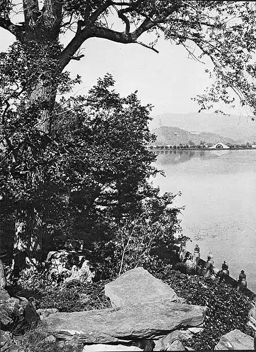 自昆明湖島中瞭望