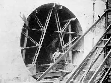 250b-Collapsible steel form for casting culvert in Lock Wall.jpg