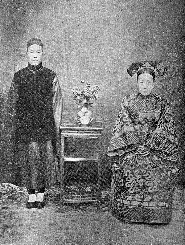 Farmers of forty centuries - Manchu lady and servant.jpg