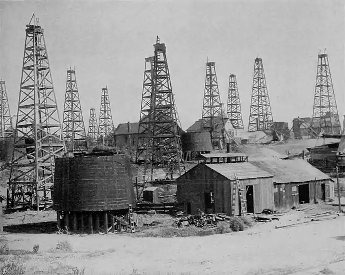 NIE 1905 Petroleum - oil wells at Los Angeles.jpg