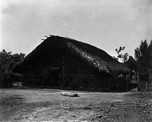 SAVAGE HUT AND PEOPLE AT TSUI-SIA